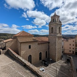 Vista panorámica de Morella con su castillo en lo alto de la roca y las murallas medievales rodeando el pueblo