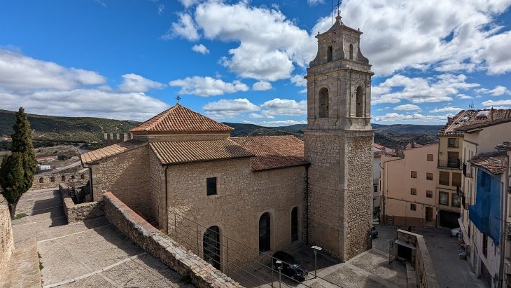 Vista panorámica de Morella con su castillo en lo alto de la roca y las murallas medievales rodeando el pueblo
