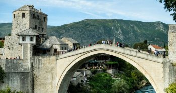El Puente Viejo de Mostar sobre el río Neretva, en Bosnia y Herzegovina