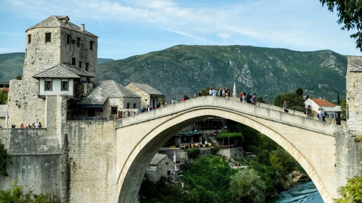 El Puente Viejo de Mostar sobre el río Neretva, en Bosnia y Herzegovina