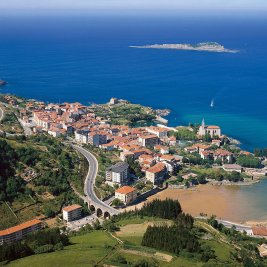 Vista panorámica de Mundaka con la ermita de Santa Catalina, el puerto y la desembocadura de la ría de Urdaibai