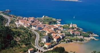 Vista panorámica de Mundaka con la ermita de Santa Catalina, el puerto y la desembocadura de la ría de Urdaibai
