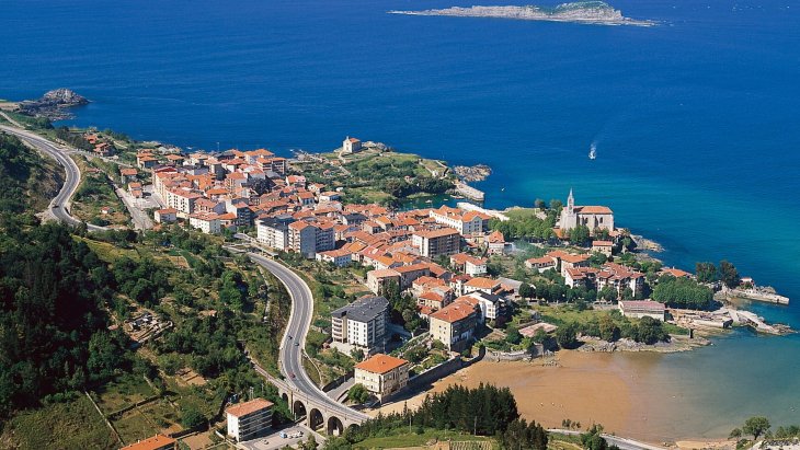 Vista panorámica de Mundaka con la ermita de Santa Catalina, el puerto y la desembocadura de la ría de Urdaibai