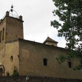 Casas de piedra del pueblo medieval de Mura rodeadas de bosques del parque natural de Sant Llorenç del Munt