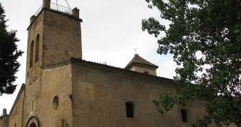 Casas de piedra del pueblo medieval de Mura rodeadas de bosques del parque natural de Sant Llorenç del Munt