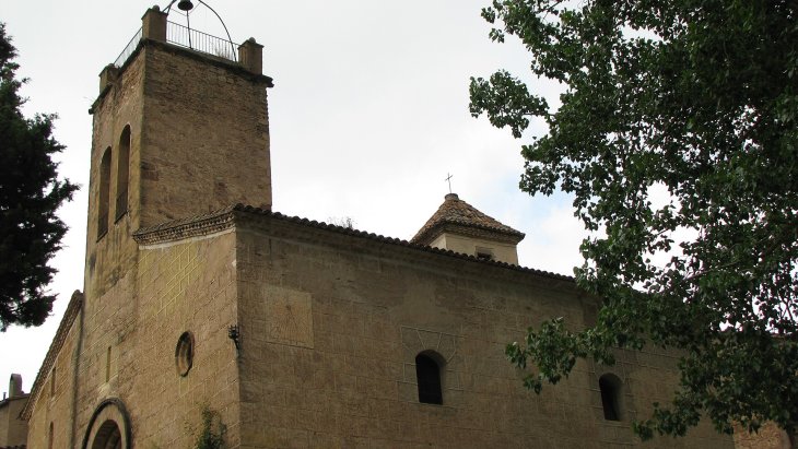 Casas de piedra del pueblo medieval de Mura rodeadas de bosques del parque natural de Sant Llorenç del Munt