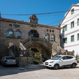 Vista panorámica de la villa marinera de Muros con su puerto pesquero y las casas con soportales frente a la ría