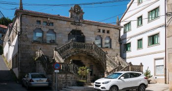 Vista panorámica de la villa marinera de Muros con su puerto pesquero y las casas con soportales frente a la ría