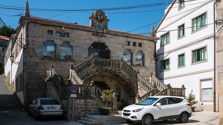 Vista panorámica de la villa marinera de Muros con su puerto pesquero y las casas con soportales frente a la ría