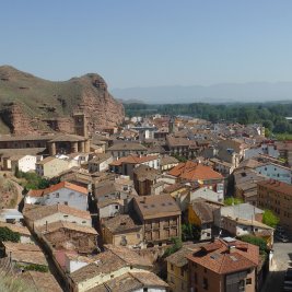 Panorámica de Nájera con el monasterio de Santa María la Real al pie de la peña rojiza y el río Najerilla en primer plano