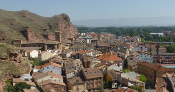Panorámica de Nájera con el monasterio de Santa María la Real al pie de la peña rojiza y el río Najerilla en primer plano