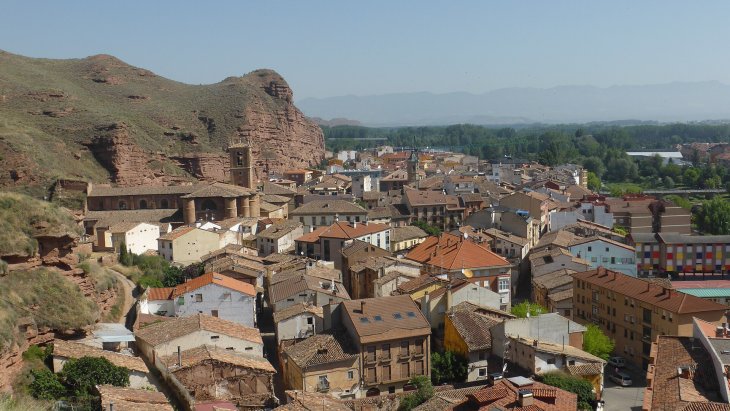 Panorámica de Nájera con el monasterio de Santa María la Real al pie de la peña rojiza y el río Najerilla en primer plano