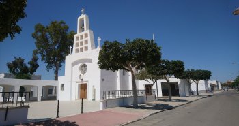 Vista panorámica de las casas blancas de Níjar a los pies de la Sierra Alhamilla, en Almería