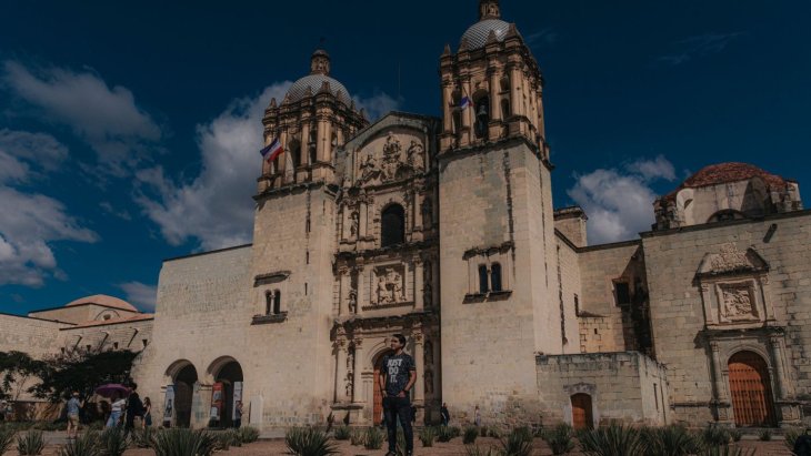 Fachada del templo de Santo Domingo de Guzmán en Oaxaca, México