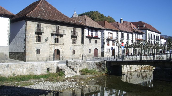 Panorámica de Ochagavía con sus casas de tejados empinados junto al río Anduña y el puente de piedra