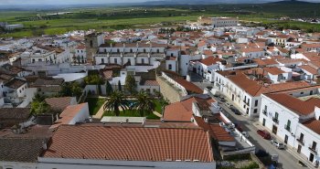 Panorámica de Olivenza con la torre del homenaje del castillo alzándose sobre las casas encaladas