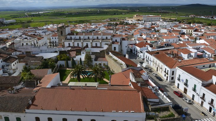 Panorámica de Olivenza con la torre del homenaje del castillo alzándose sobre las casas encaladas