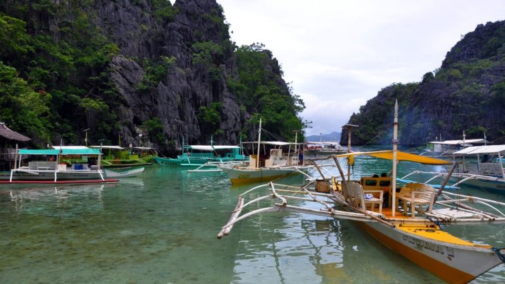 Laguna turquesa rodeada de acantilados de piedra caliza en El Nido, Palawan