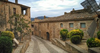 Vista del casco antiguo medieval de Pals con la Torre de les Hores sobre los tejados