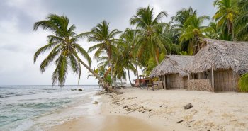 Isla de arena blanca con palmeras en el archipiélago de San Blas, Panamá