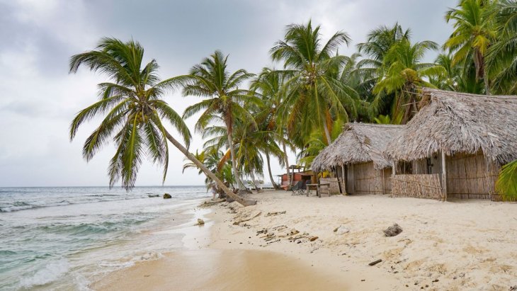 Isla de arena blanca con palmeras en el archipiélago de San Blas, Panamá