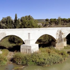 El castillo de Peñafiel alargado sobre su cerro dominando la villa y el valle del Duero