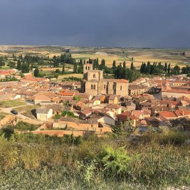 Plaza Mayor de Peñaranda de Duero con el rollo gótico, las casas de entramado y el castillo en el cerro