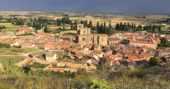 Plaza Mayor de Peñaranda de Duero con el rollo gótico, las casas de entramado y el castillo en el cerro