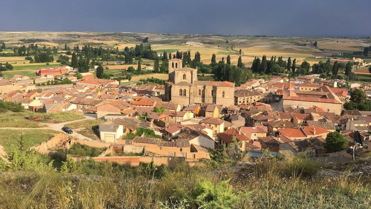 Plaza Mayor de Peñaranda de Duero con el rollo gótico, las casas de entramado y el castillo en el cerro