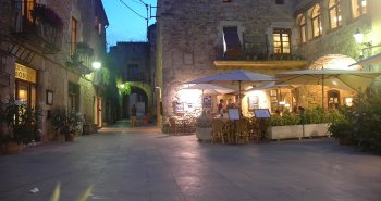 Calle empedrada de Peratallada flanqueada por casas medievales de piedra tallada