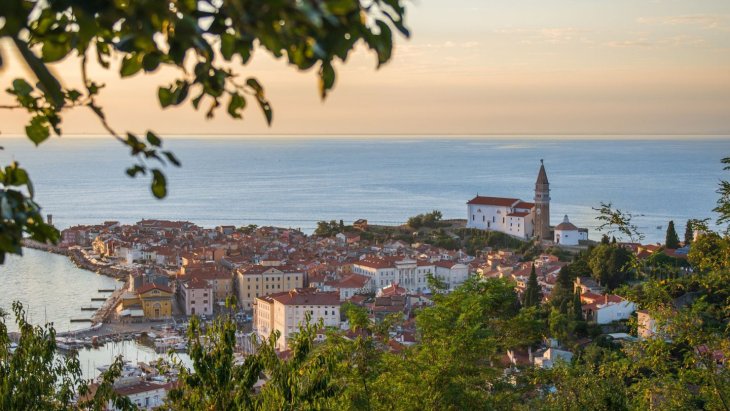 Vista de la península de Piran con sus tejados rojos y el campanario junto al mar Adriático