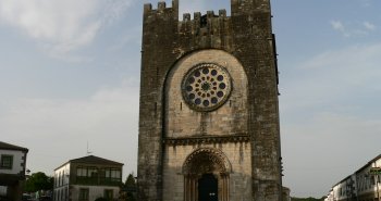 Vista de Portomarín sobre el embalse de Belesar con la iglesia fortaleza de San Nicolao