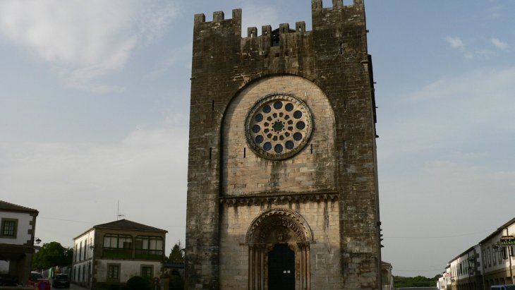 Vista de Portomarín sobre el embalse de Belesar con la iglesia fortaleza de San Nicolao