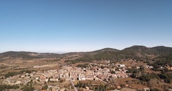 Plaza porticada de piedra rojiza de Prades, la vila vermella, en las montañas de Tarragona