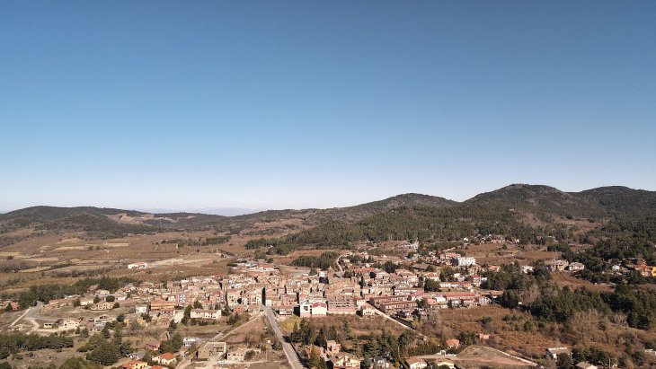 Plaza porticada de piedra rojiza de Prades, la vila vermella, en las montañas de Tarragona