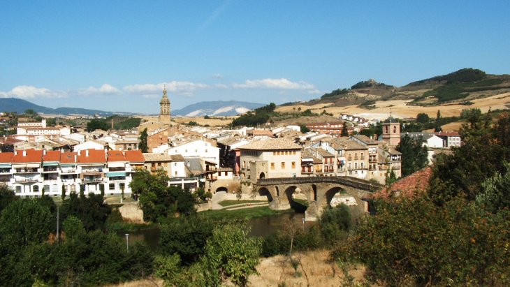 Vista panorámica del puente románico de Puente la Reina reflejado en el río Arga