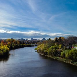 Bosques de arces teñidos de rojo junto al río San Lorenzo en Quebec durante el otoño