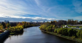 Bosques de arces teñidos de rojo junto al río San Lorenzo en Quebec durante el otoño