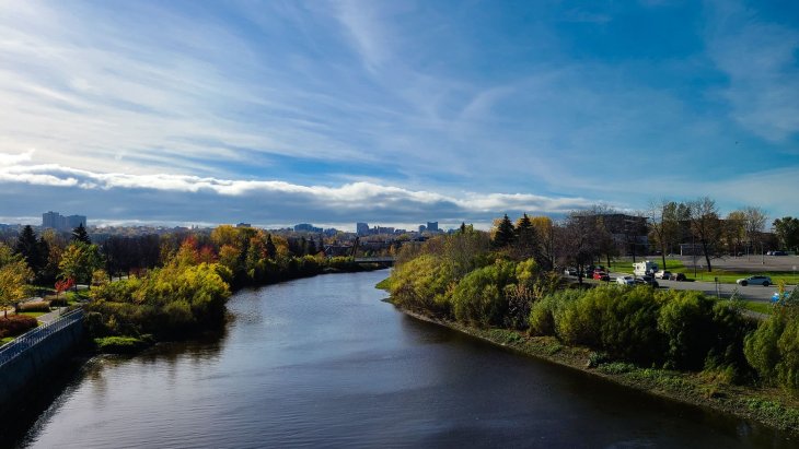 Bosques de arces teñidos de rojo junto al río San Lorenzo en Quebec durante el otoño