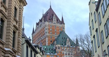 El Château Frontenac sobre el casco antiguo de Quebec, Canadá
