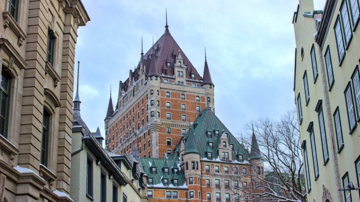 El Château Frontenac sobre el casco antiguo de Quebec, Canadá