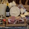 Surtido de quesos franceses en un puesto de mercado