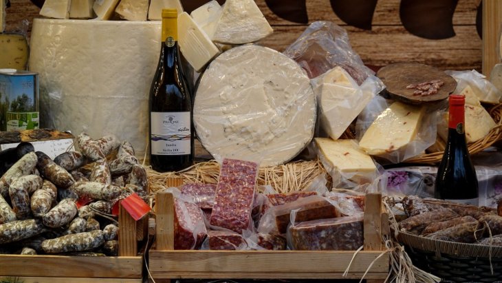 Surtido de quesos franceses en un puesto de mercado