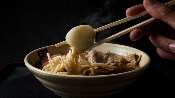 Cuenco de ramen japonés con huevo marinado y cerdo chashu