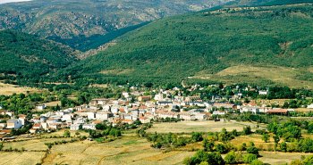 Vista panorámica de Rascafría y el valle del Lozoya con el monasterio de El Paular y la sierra de Guadarrama al fondo