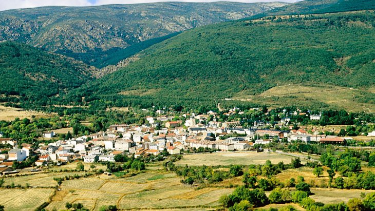 Vista panorámica de Rascafría y el valle del Lozoya con el monasterio de El Paular y la sierra de Guadarrama al fondo