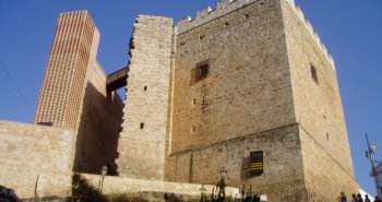 Vista del barrio medieval de la Villa de Requena, con la Torre del Homenaje y los tejados del casco antiguo