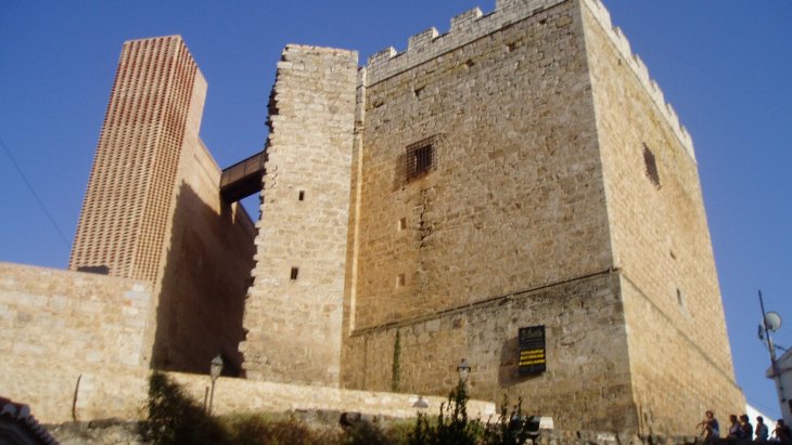 Vista del barrio medieval de la Villa de Requena, con la Torre del Homenaje y los tejados del casco antiguo