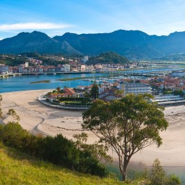 Panorámica de Ribadesella con la desembocadura del río Sella, el puerto y la playa de Santa Marina