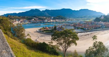 Panorámica de Ribadesella con la desembocadura del río Sella, el puerto y la playa de Santa Marina